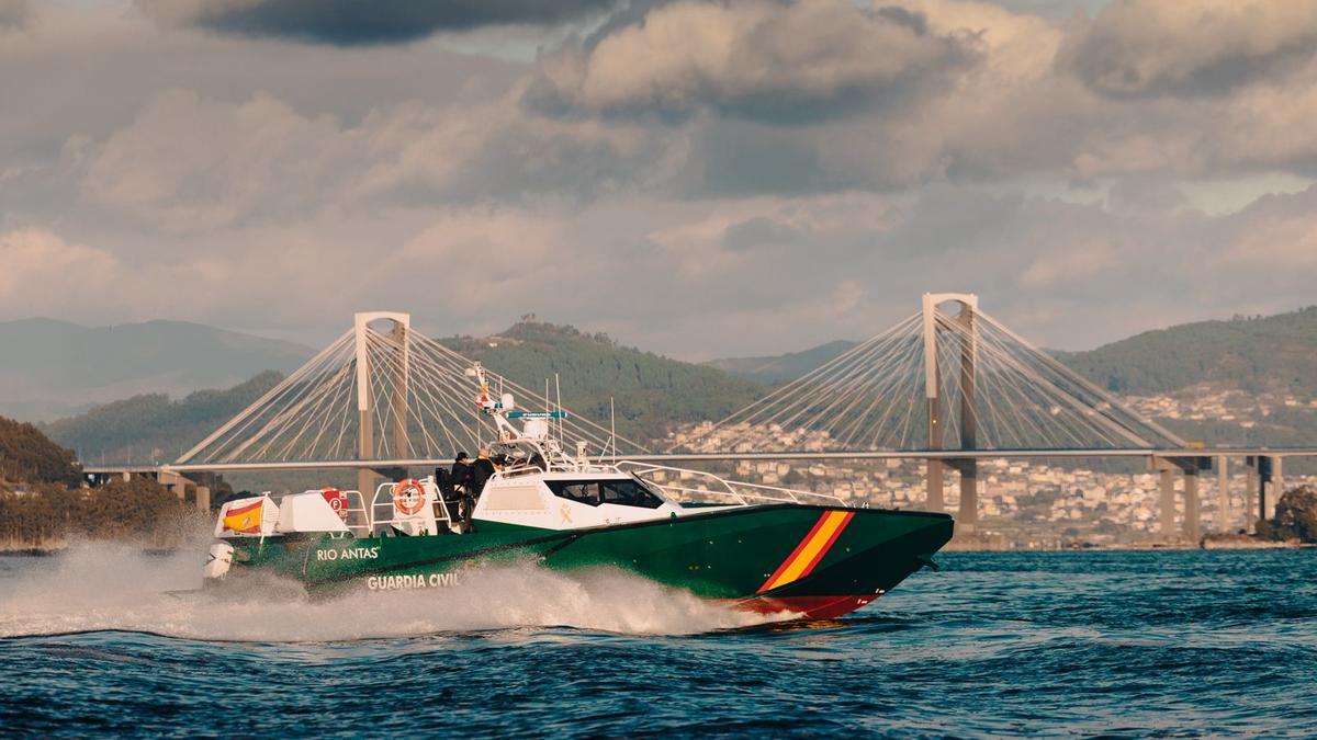 La Río Antas, a toda velocidad con el puente de Rande de fondo