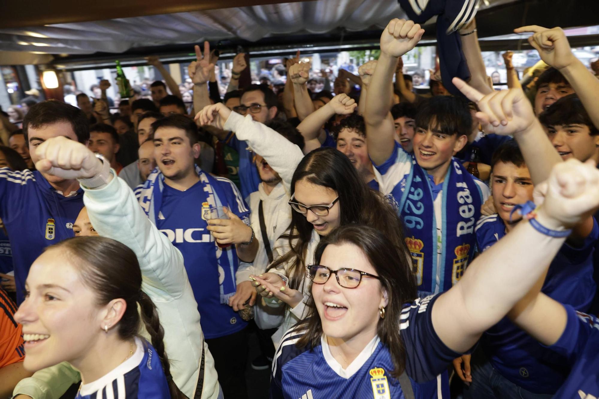 Así celebró la afición azul en Pedro Miñor la victoria del Oviedo en Almería