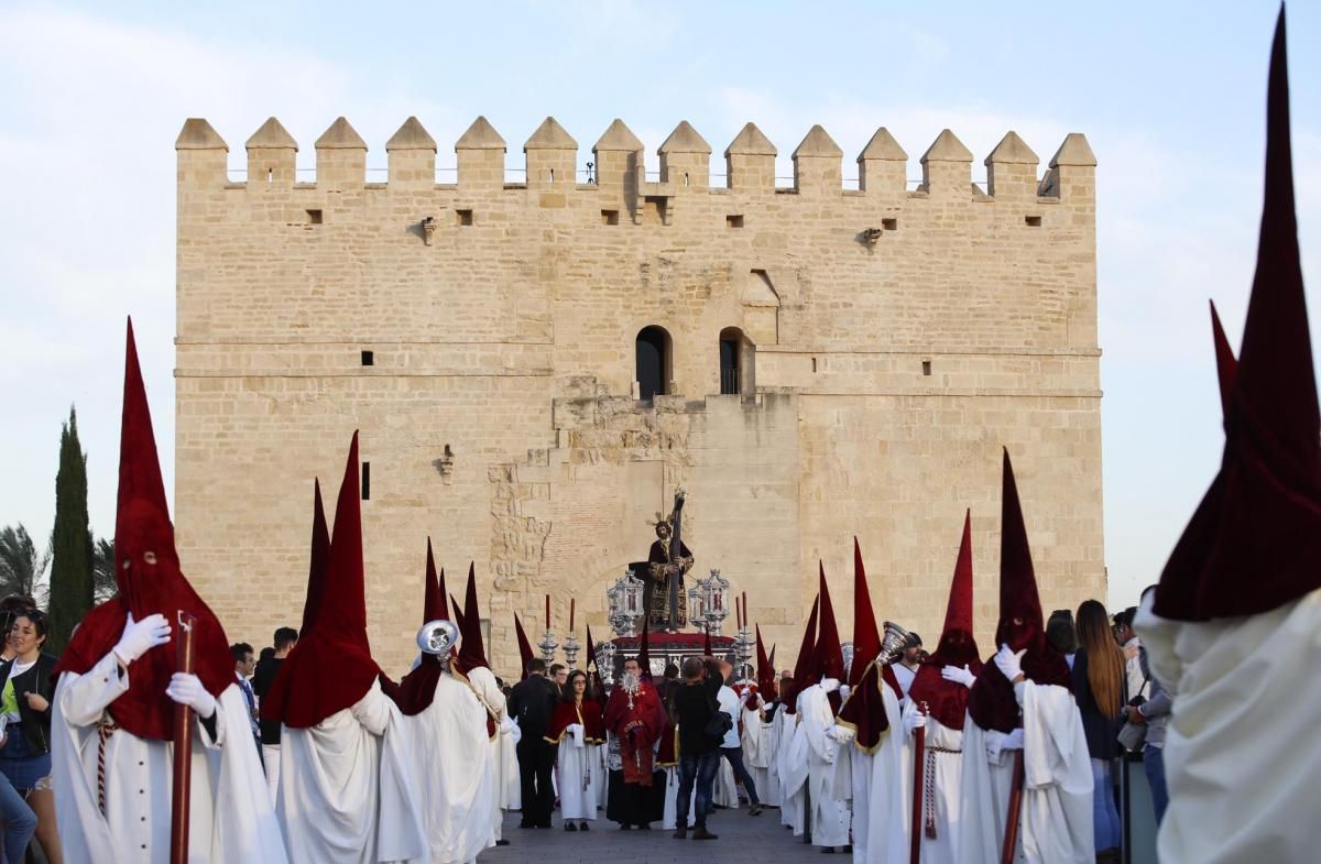 La Vera Cruz cruza el Guadalquivir