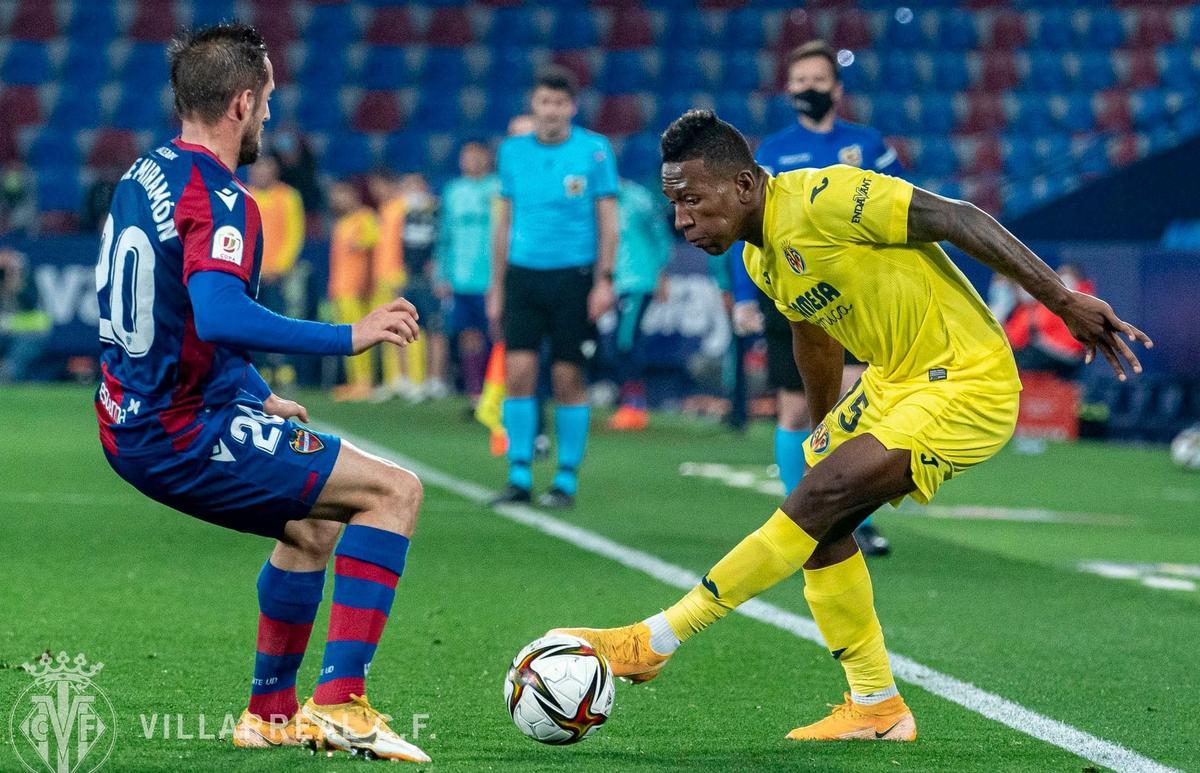 Pervis Estupiñán, en el Levante-Villarreal del 2021.
