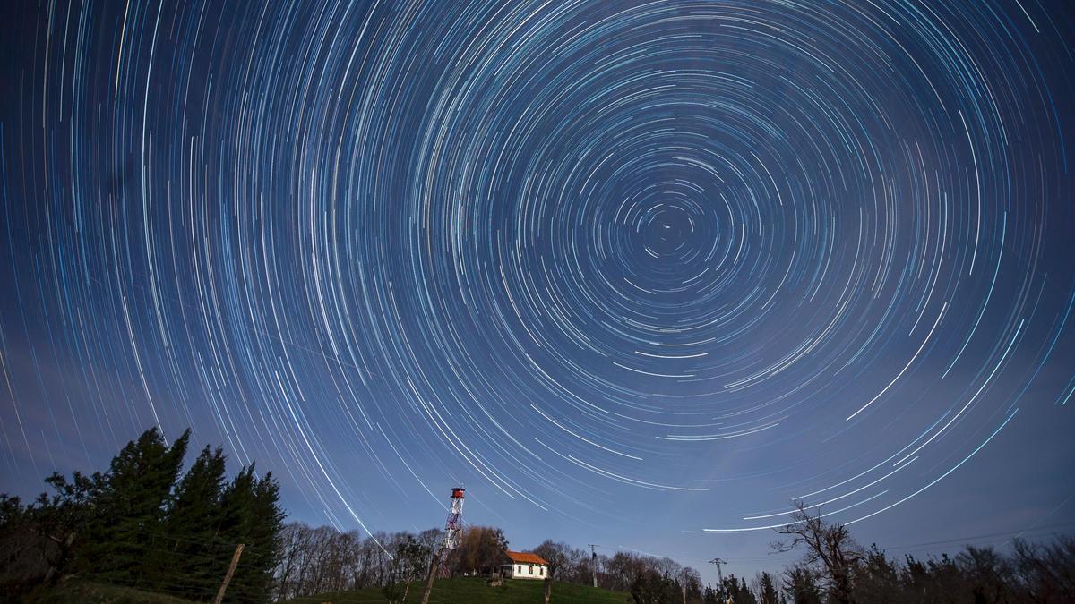 Imagen compuesta por 238 fotografias que muestran las estrellas cuadrántidas vistas desde La Hayuela (Cantabria) durante la noche del 3 al 4 de enero del año pasado