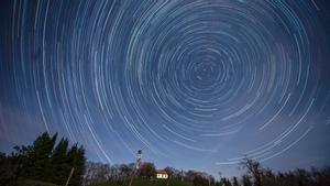 Imagen compuesta por 238 fotografias que muestran las estrellas cuadrántidas vistas desde La Hayuela (Cantabria) durante la noche del 3 al 4 de enero del año pasado