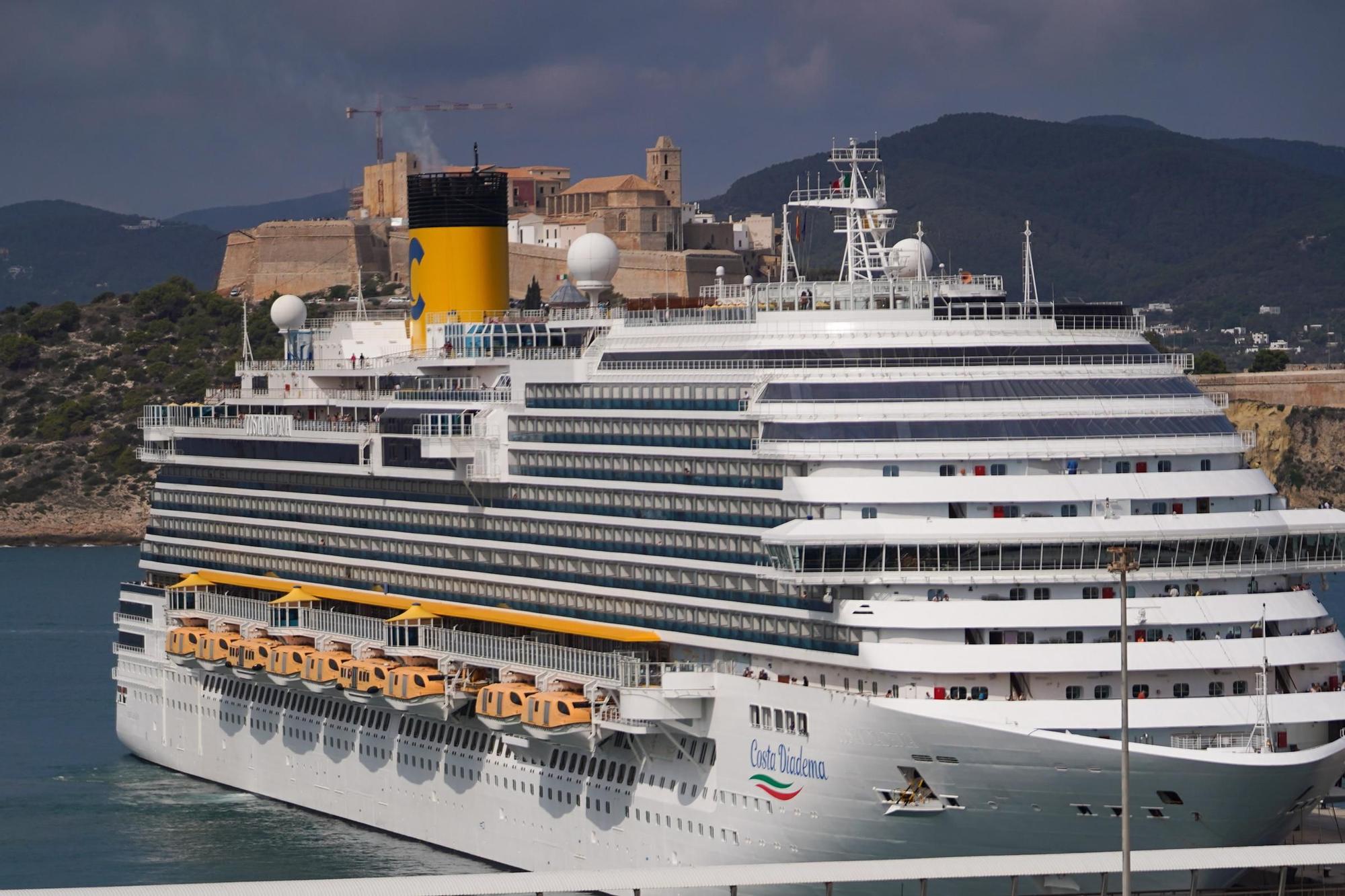 Todas las imágenes de la llegada de 10.500 cruceristas a Ibiza