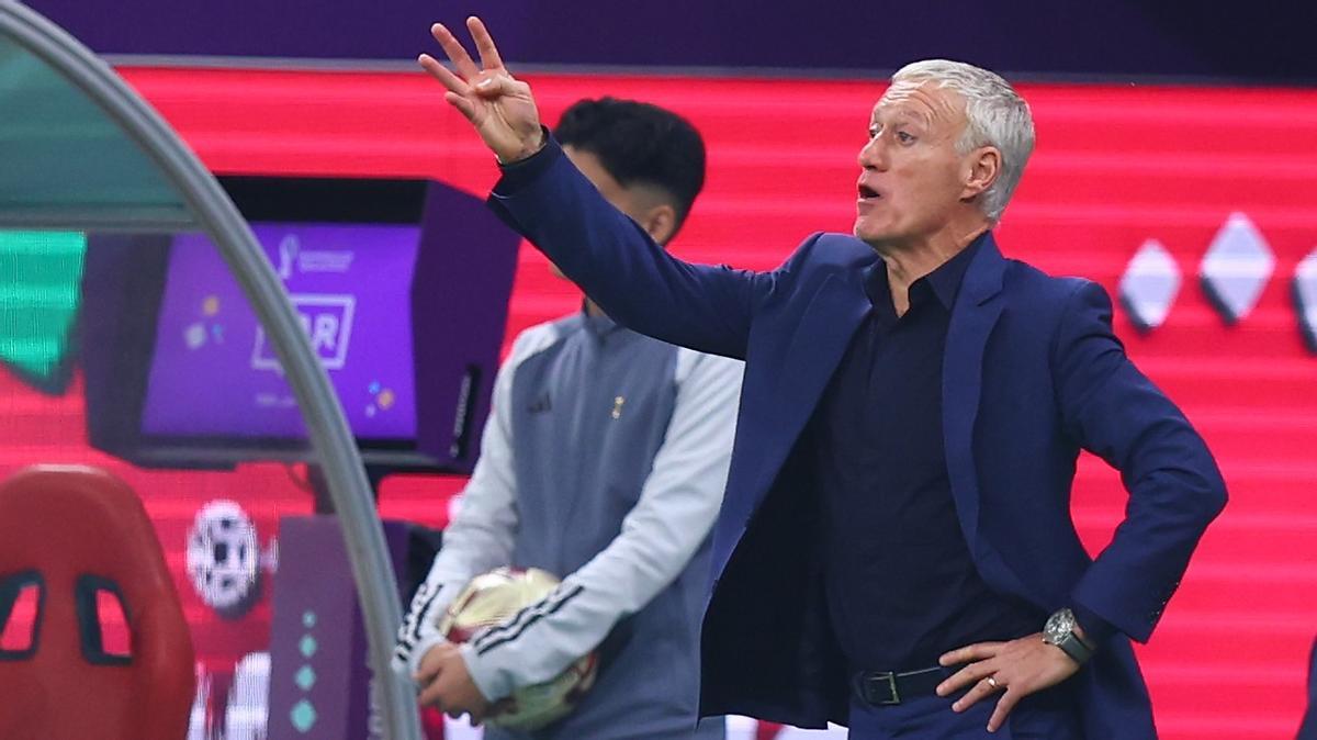 Deschamps, el seleccionador francés, da instrucciones a sus jugadores en la semifinal del Mundial.