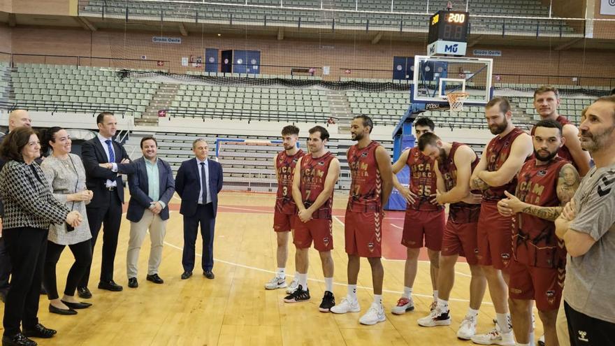 María Dolores García, presidenta del club, ayer con la plantilla antes de viajar a Barcelona.  | PRENSA UCAM CB