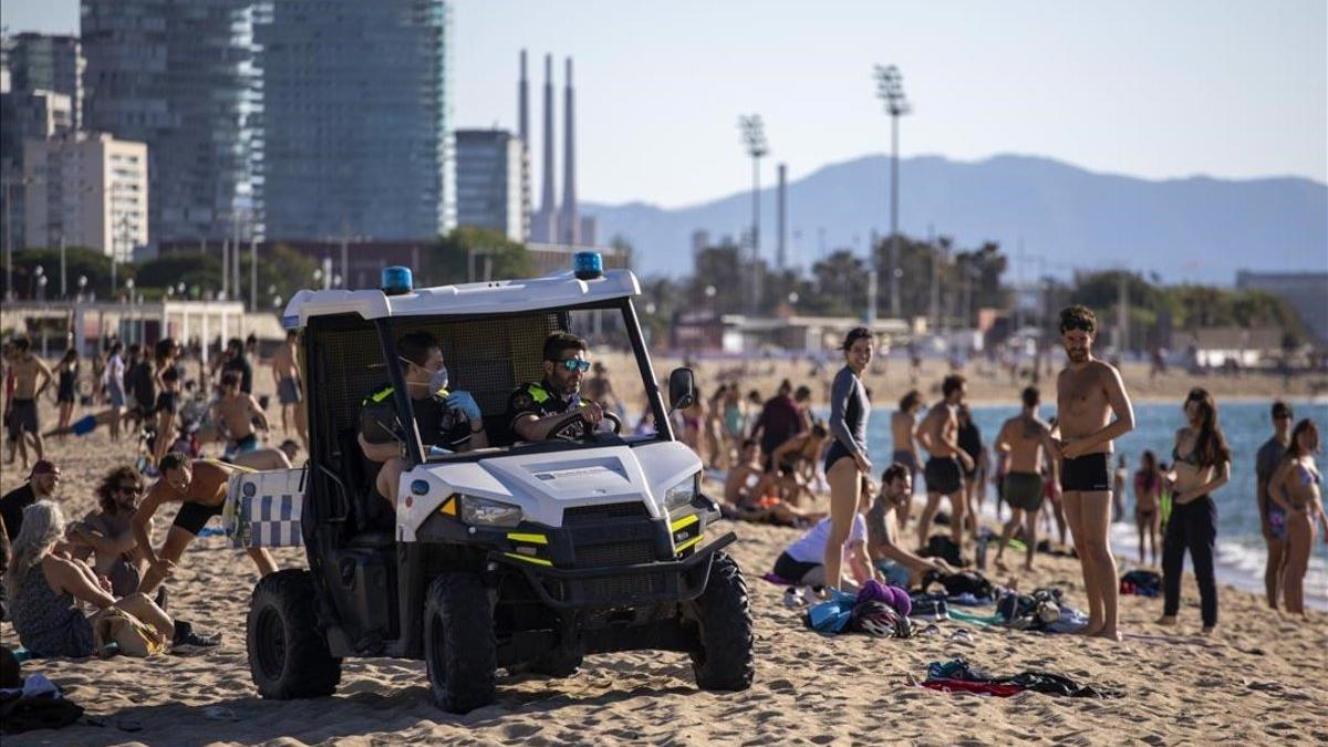 Agentes de la Guardia Urbana patrullan por las playas de Barcelona