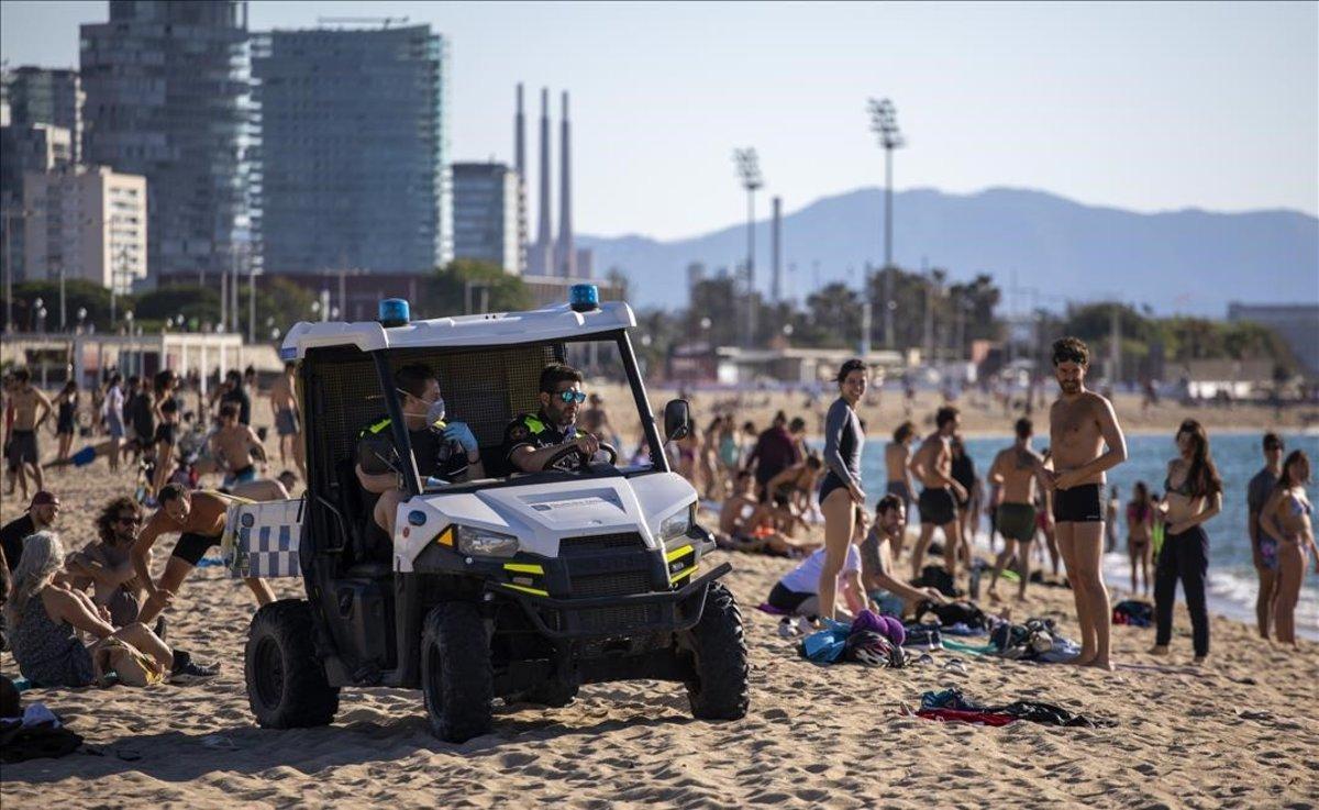 Agentes de la Guardia Urbana patrullan por las playas de Barcelona.