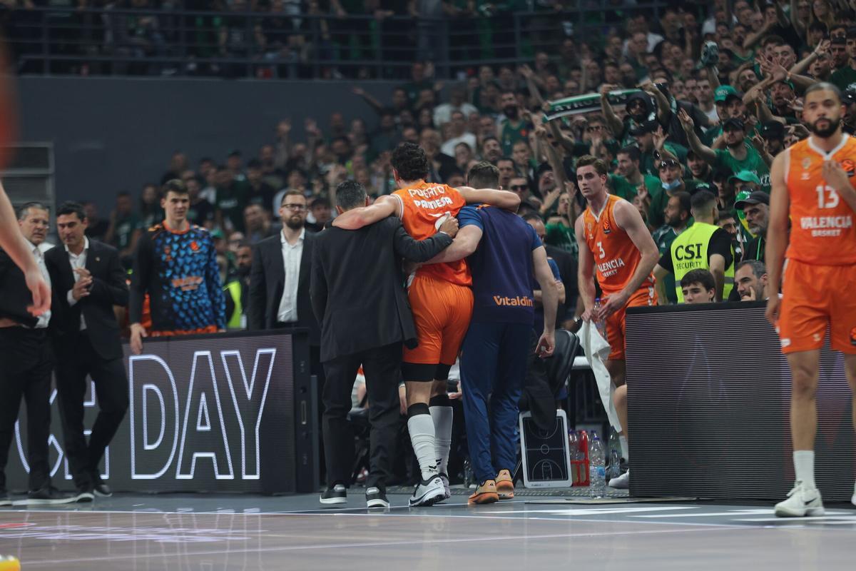 ATHENS (Greece), 06/05/2026.- Valencia Basket's player Josep Puerto leaves injured during the EuroLeague basketball playoffs match between Panathinaikos Athens and Valencia Basket in Athens, Greece, 06 May 2026. (Baloncesto, Euroliga, Grecia, Atenas) EFE/EPA/PETE ANDREOU