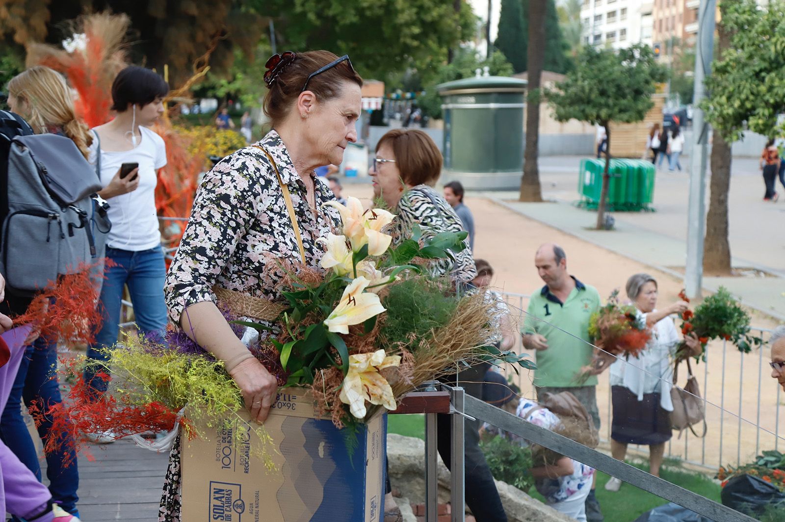 Flora se despide con la tradicional guerrilla floral y una performance de Carvento