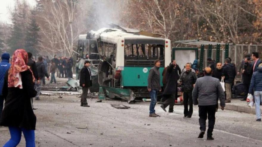 Tretze militars morts i 48 ferits en un atemptat a Turquia