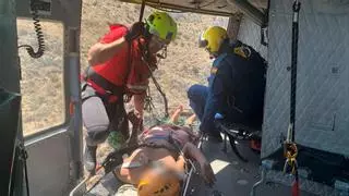 Rescatado en helicóptero un ocupante de una patera que sufrió un golpe de calor al desembarcar en Águilas