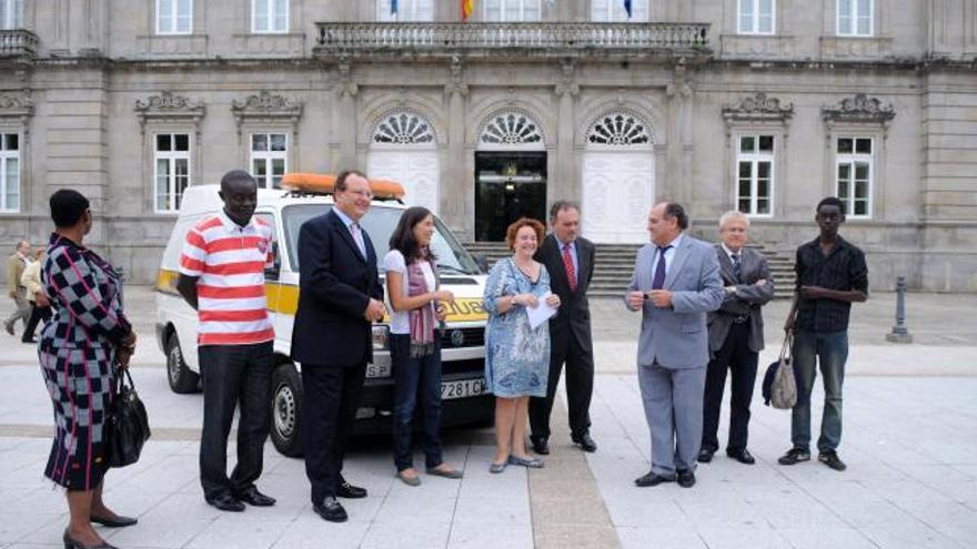 Miembros de A Voz do Usuario, de Bueu, y de las plataformas da Sanidade de Cangas y Moaña, ayer.  // G.N.