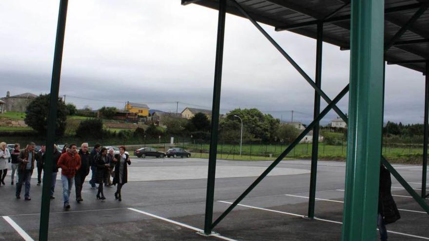 La alcaldesa franquina, Cecilia Pérez, muestra las instalaciones a María Jesús Álvarez y Alberto Vizcaíno.