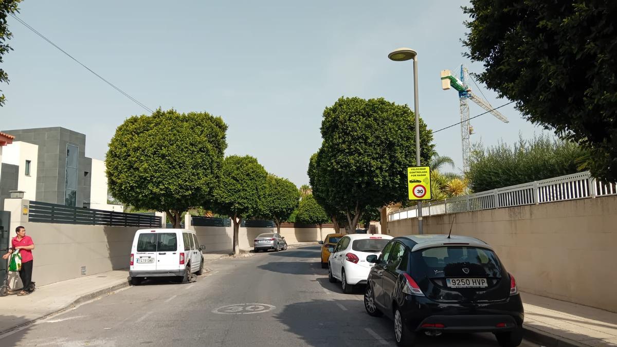 Calle Río Duero, con una señal que advierte de que la velocidad está controlada por radar
