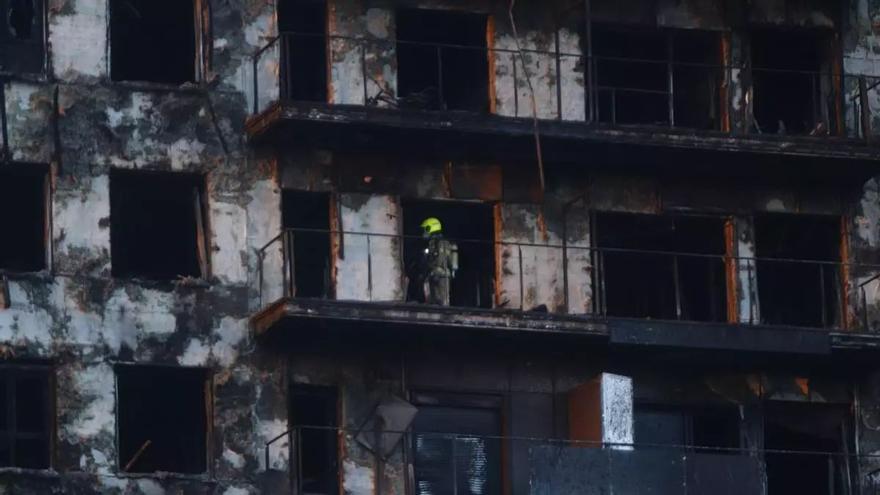 Un bombero estuvo a punto de morir al intentar salvar a la familia in extremis