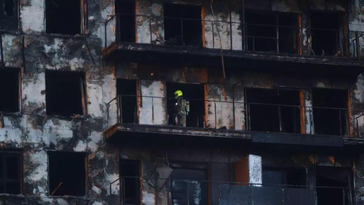 Un bombero trabajando en el edificio incendiado.