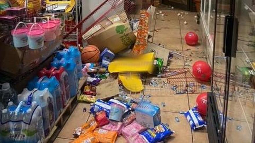 Estado en el que quedó la tienda tras los destrozos.