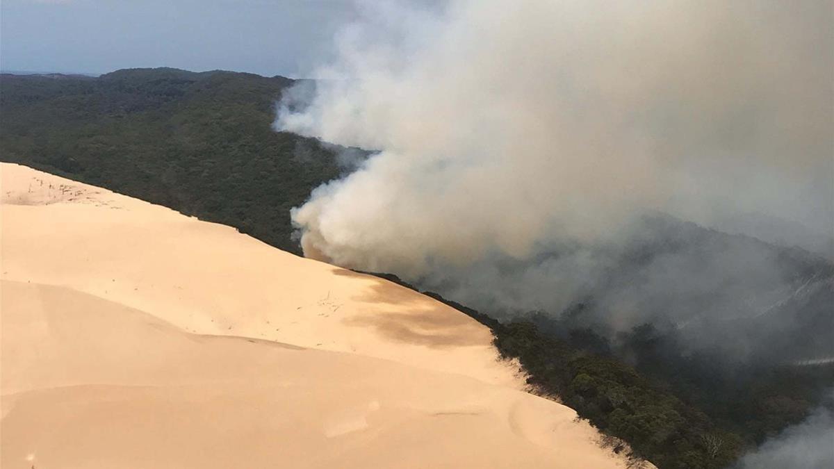 El humo de los incendios en Fraser Island se eleva sobre la isla