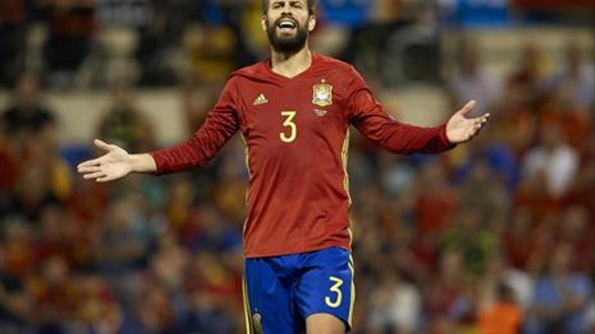 Piqué se queja al árbitro, ayer, durante el partido  contra Albania.