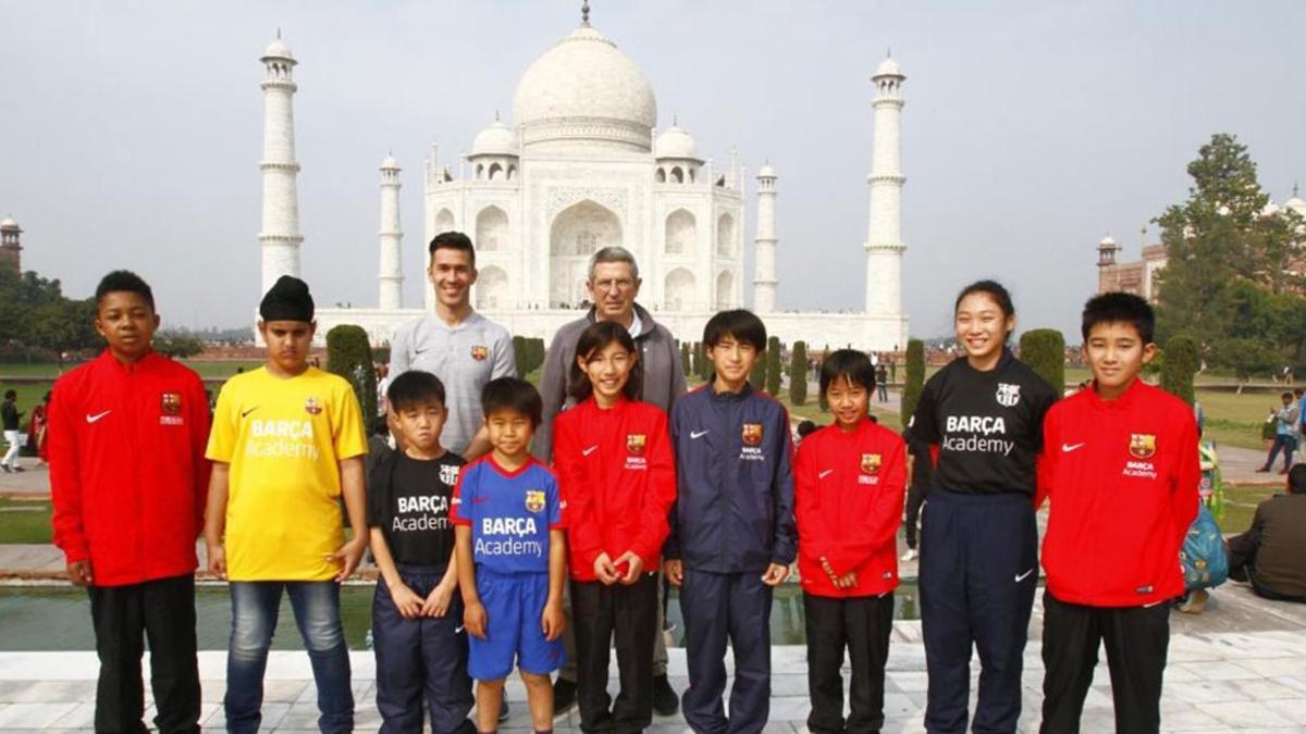 Luis García junto a los niños en el Taj Mahal