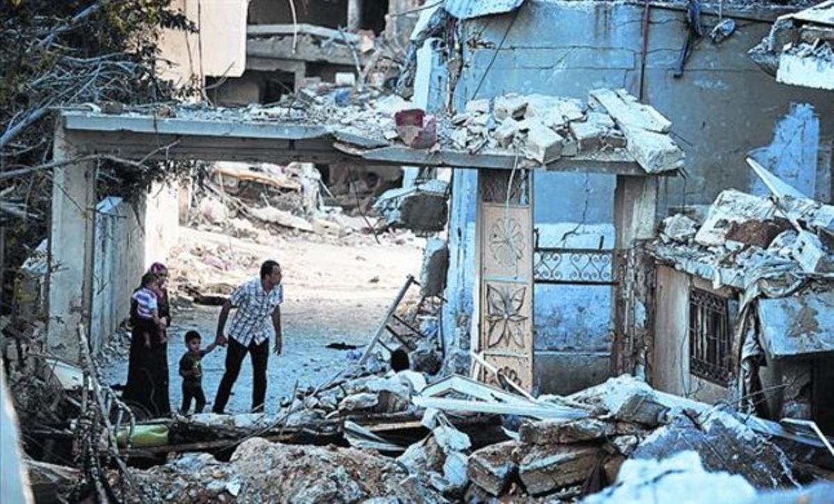 Una família mira en què ha quedat convertida casa seva a Jabalia, ahir.