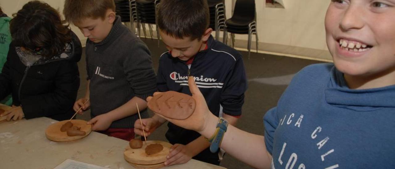 Los jóvenes moldean hojas de barro inspiradas en la obra de Ramon Llull.