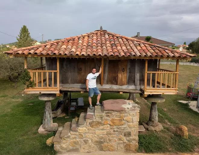 Así ha restaurado un vecino de Valdesoto un hórreo de 1760: el antes y el después, en fotos