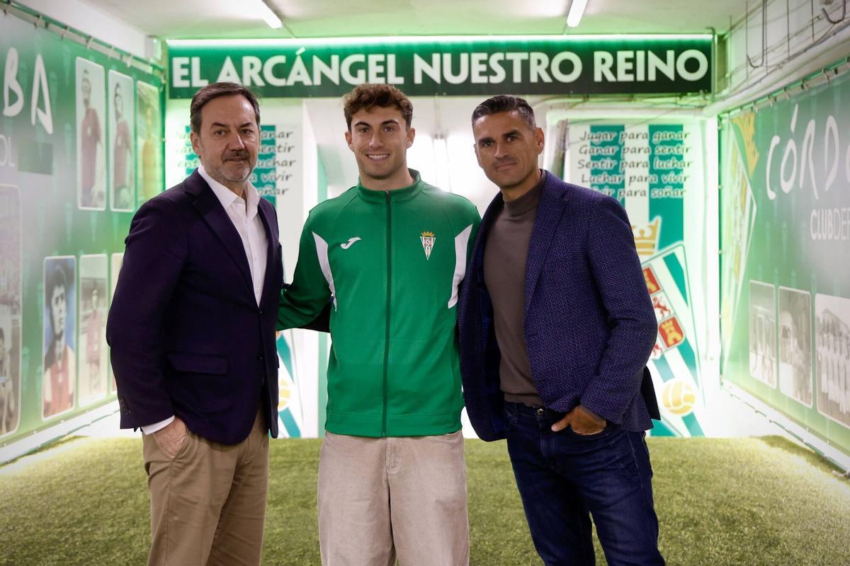 Estadio El Arcángel. Presentación de Mikel Goti. Antonio Fernández Monterrubio y Juanito