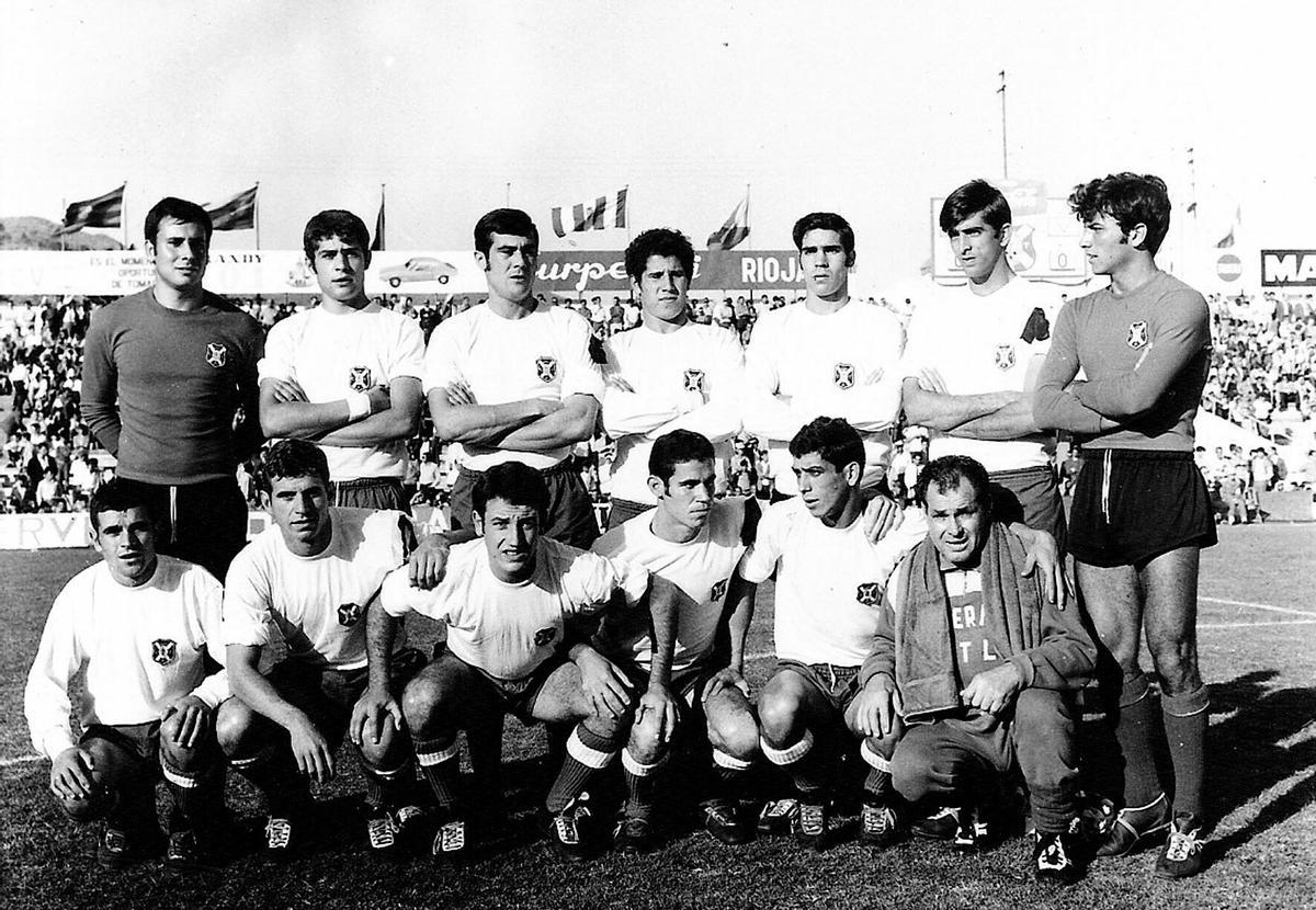 Alineación del Tenerife en un partido de la temporada 1969/70.