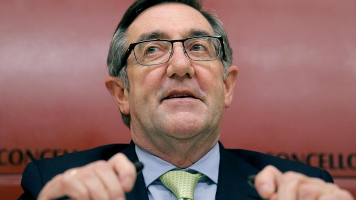 El alcalde de Santiago, Ángel Currás, durante la rueda de prensa que ha ofrecido este jueves en la capital gallega.