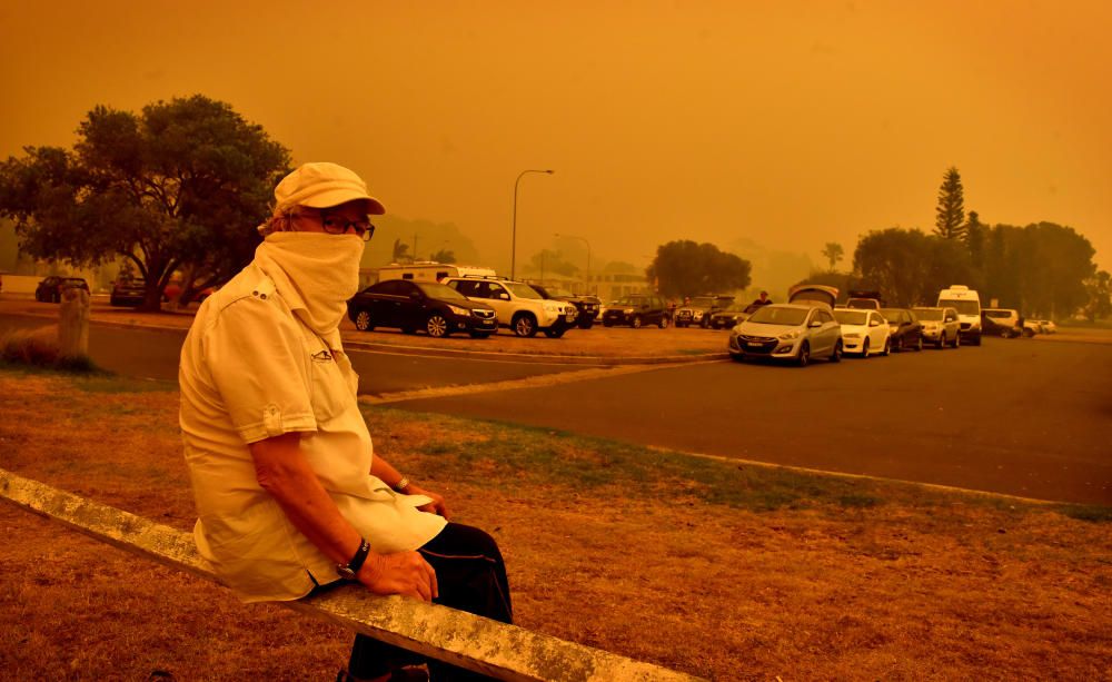 Miles de personas se refugian en una playa del sureste de Australia para huir de los incendios