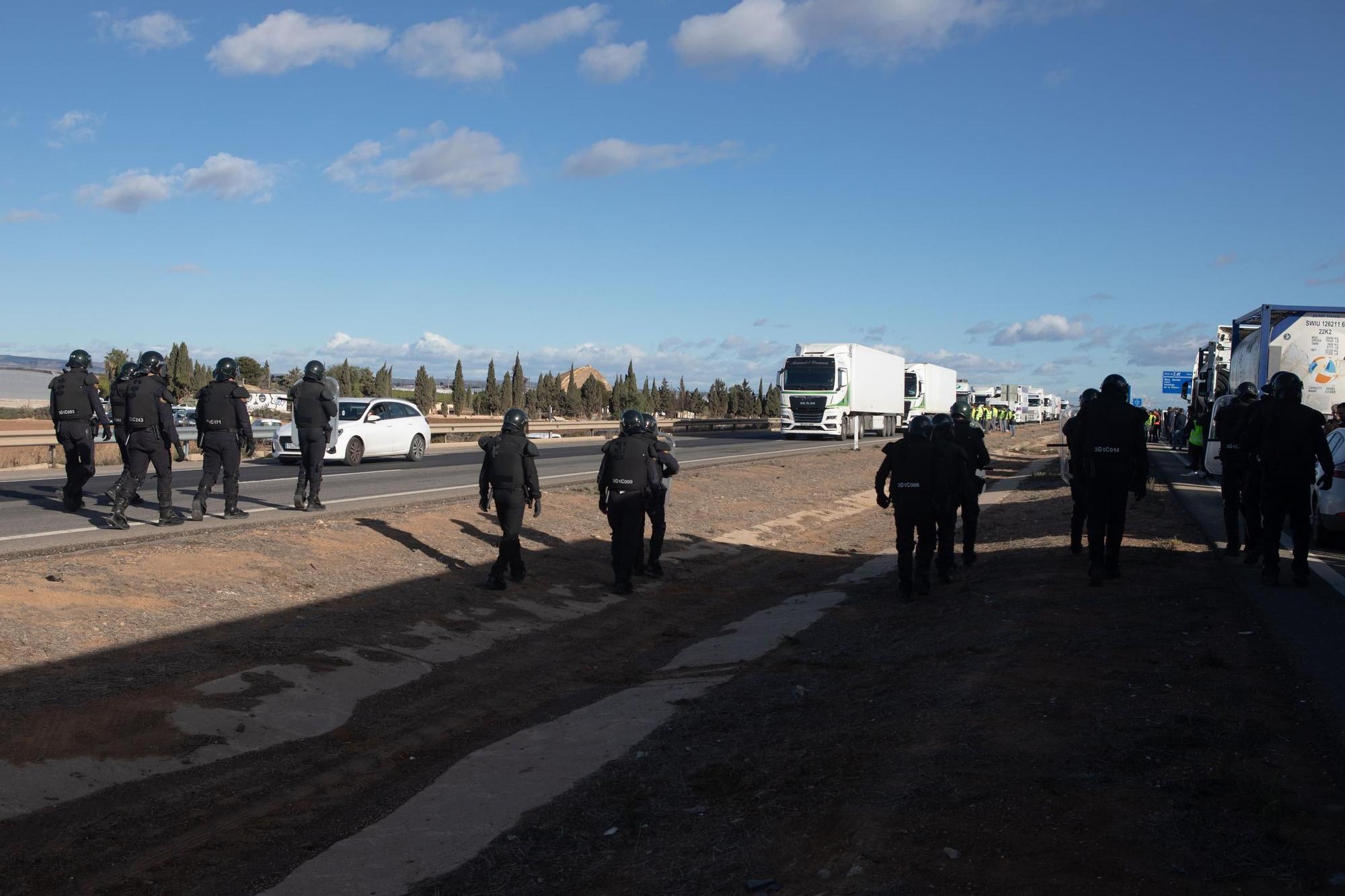 FOTOS: Las protestas de los agricultores desalojados de la AP-7 entre San Javier y Los Alcázares, en imágenes