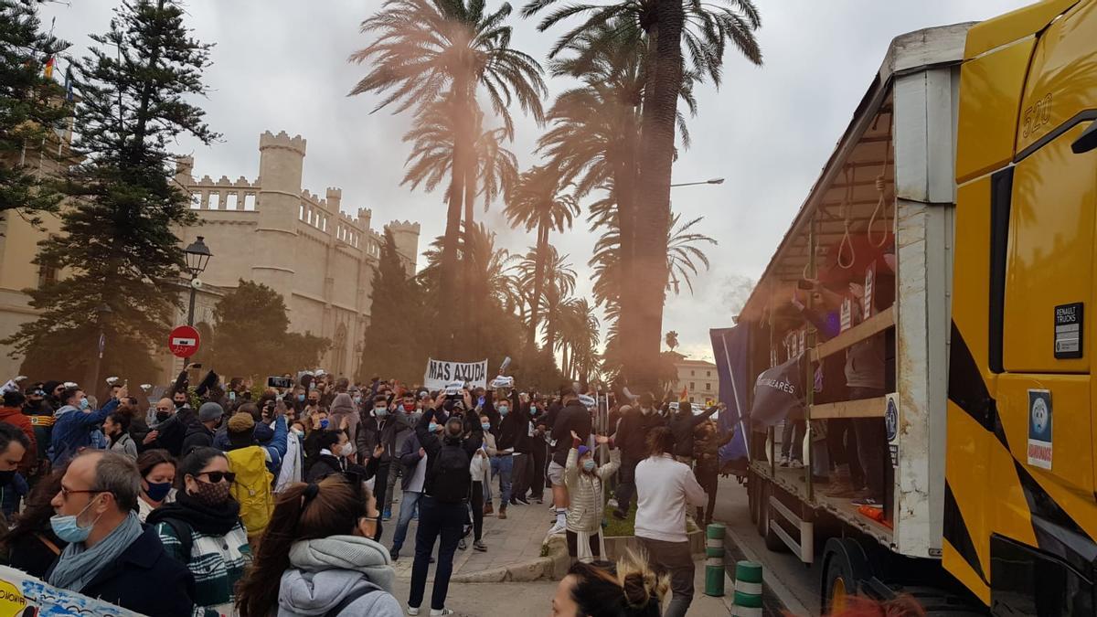 Tercera manifestación contra el cierre de la restauración