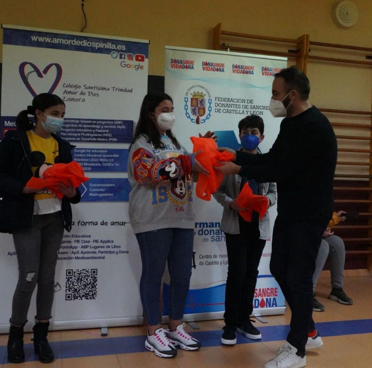 El director pedagógico del centro entrega algunos premios. | J. L. F.