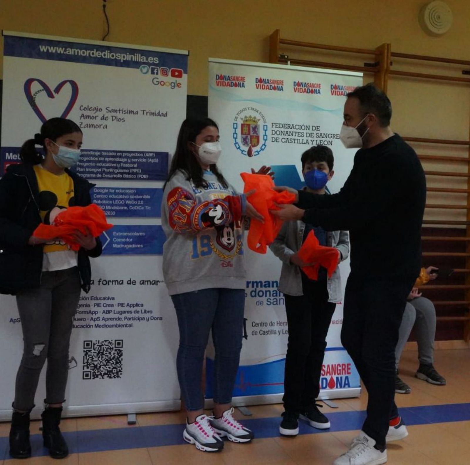 El director pedagógico del centro entrega algunos premios. 