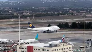 "Impresionante" despliegue de seguridad en el aeropuerto de Palma tras el aterrizaje por emergencia médica de un avión de Brasil