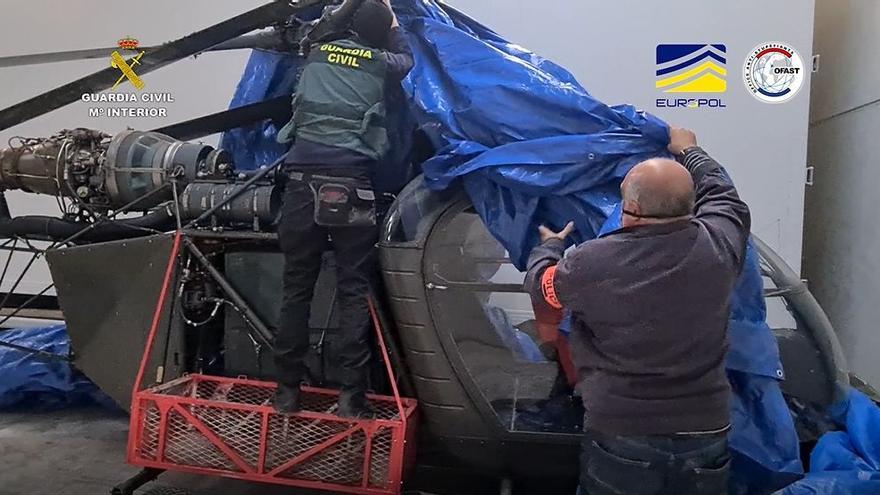 Un Alouette II adaptado con cestas portafardos. (Vídeo)