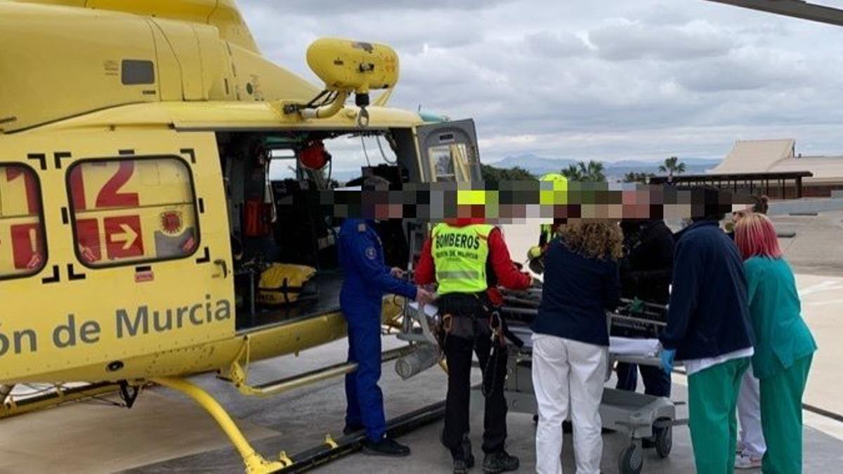 El hombre, de 68 años, está consciente y se queja de dolores: un helicóptero lo lleva de urgencia al Virgen de la Arrixaca.