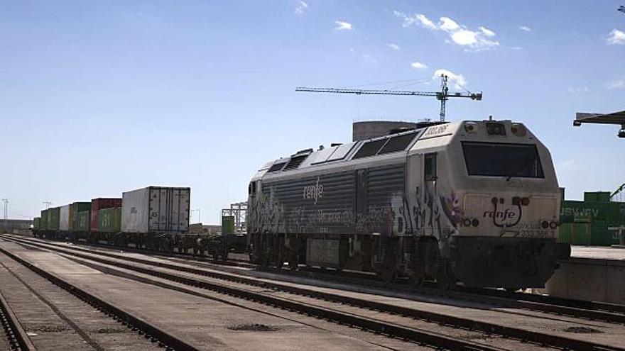 Imagen del primer tren cargado con contenedores que estrenó ayer la nueva terminal ferroviaria del Puerto de Alicante.