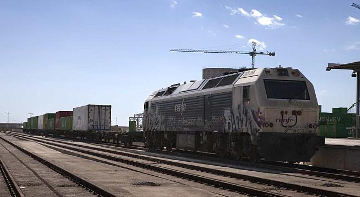 Imagen del primer tren cargado con contenedores que estrenó ayer la nueva terminal ferroviaria del Puerto de Alicante.