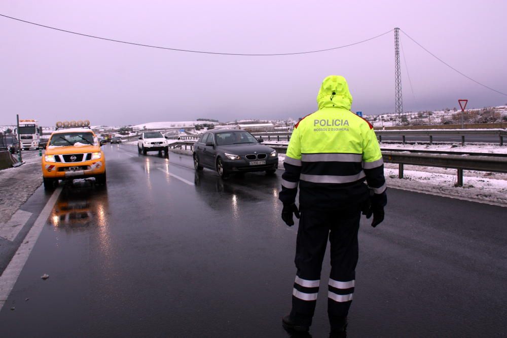 Un agent dels Mossos regulant el trànsit a Anglesola