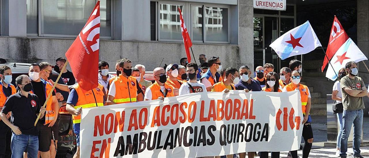 Concentración por la situación de trabajadores de ambulancias del 061, ayer, en Lalín . |   // BERNABÉ/JAVIER LALÍN