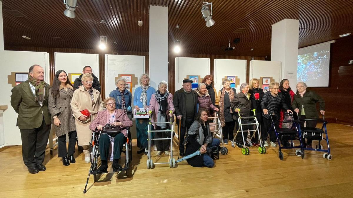 Autoridades y público que asistió a la inauguración de la exposición, con varias de las artistas.