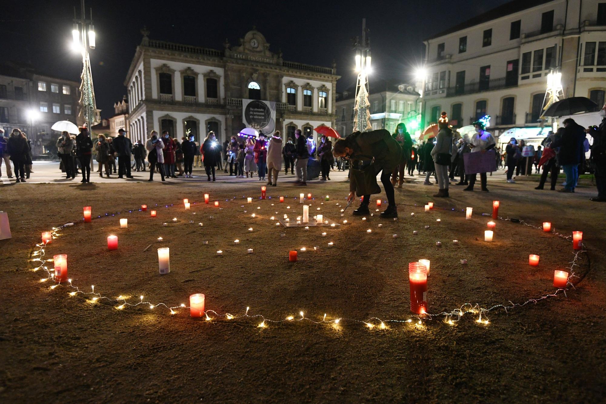 Los asistentes a la concentración luminosa en defensa de la sanidad pública