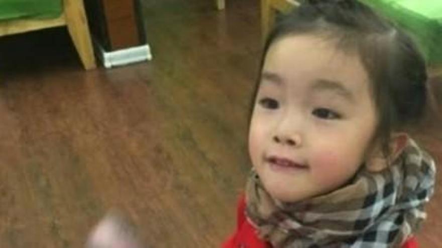 Muere una niña después de que le taparan la boca con cinta aislante en China