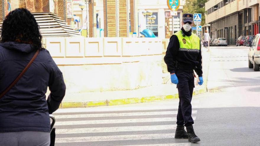 Un agente de la Policía Local de Elda vigilando el cumplimiento del estado de alarma en la ciudad