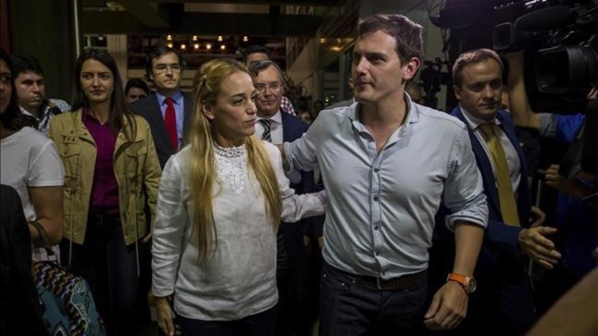 Lilian Tintori, la esposa del opositor encarcelado Leopoldo López, recibe a Albert Rivera este martes a su llegada a Venezuela.