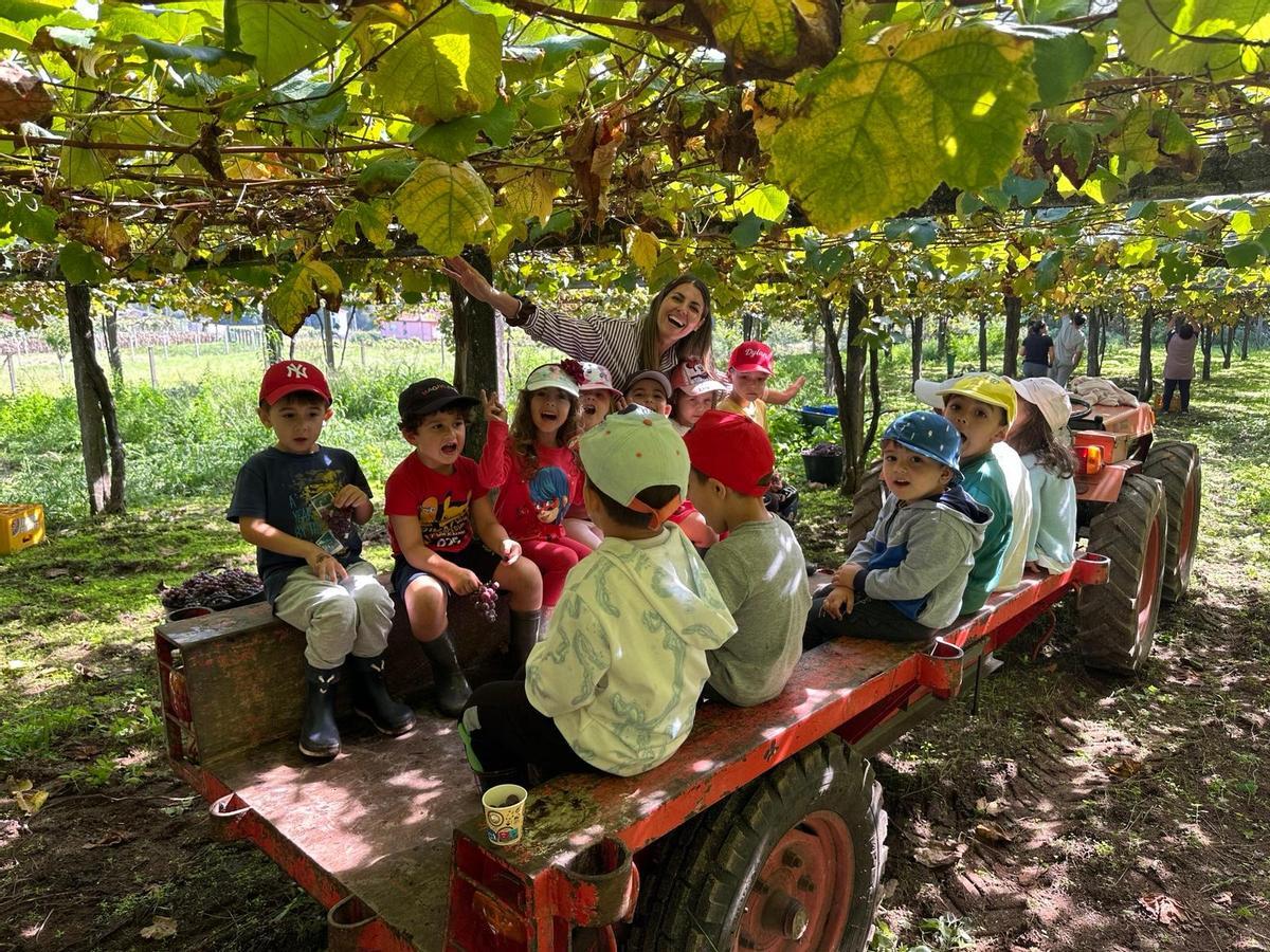 Antía con algunos de sus niños durante una de las salidas formativas.