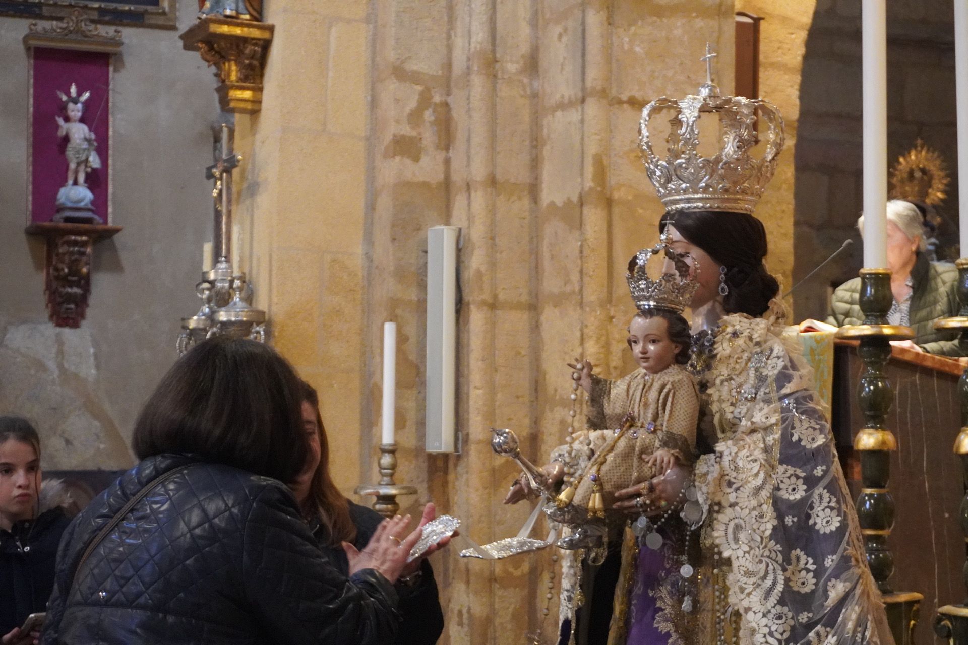 Los fieles acuden al besamanos de la Virgen de los Remedios