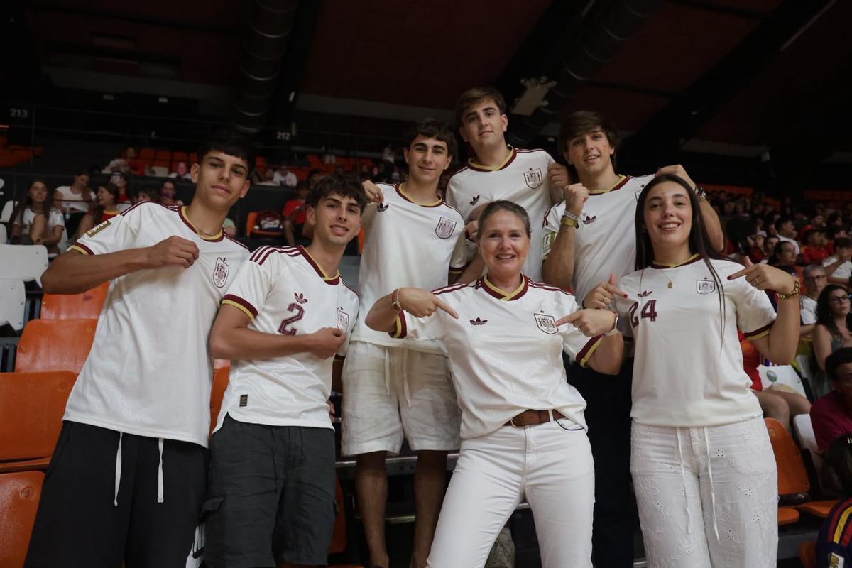 Varios aficionados con la camiseta blanca de la selección
